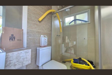 Casa de condomínio para alugar com 389m², 4 quartos e 6 vagas Casa de condomínio para alugar com 389m², 4 quartos e 6 vagasBanheiro da Piscina