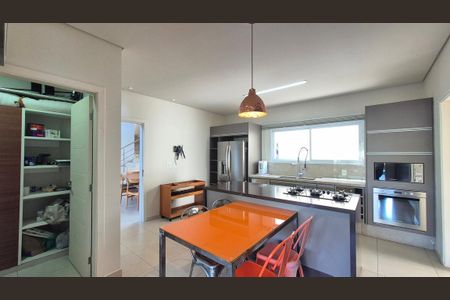 Casa de condomínio para alugar com 389m², 4 quartos e 6 vagas Casa de condomínio para alugar com 389m², 4 quartos e 6 vagasCozinha
