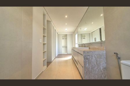 Casa de condomínio para alugar com 389m², 4 quartos e 6 vagas Casa de condomínio para alugar com 389m², 4 quartos e 6 vagasBanheiro da Suíte 3