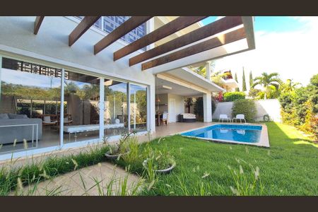 Casa de condomínio para alugar com 389m², 4 quartos e 6 vagas Casa de condomínio para alugar com 389m², 4 quartos e 6 vagasQuintal