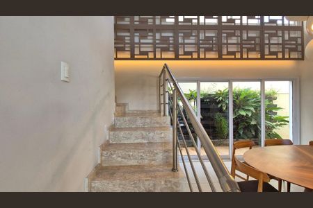 Casa de condomínio para alugar com 389m², 4 quartos e 6 vagas Casa de condomínio para alugar com 389m², 4 quartos e 6 vagasEscada