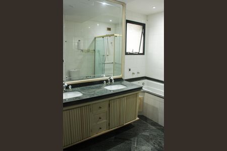 Apartamento para alugar com 400m², 7 quartos e 4 vagasBanheiro da Suíte 1