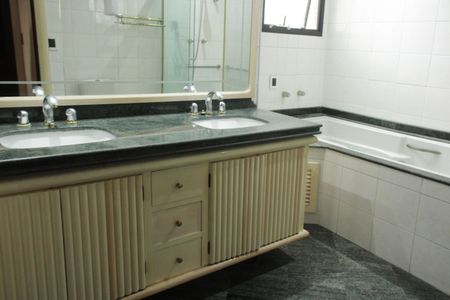 Apartamento para alugar com 400m², 7 quartos e 4 vagasBanheiro da Suíte 1