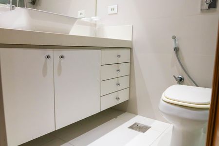 Apartamento para alugar com 75m², 2 quartos e sem vagaBanheiro