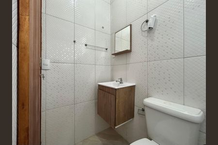 Banheiro  de apartamento para alugar com 1 quarto, 42m² em São João do Rio Vermelho, Florianópolis