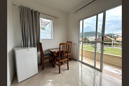 Cozinha  de apartamento para alugar com 1 quarto, 42m² em São João do Rio Vermelho, Florianópolis