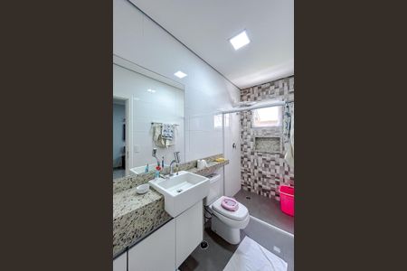 Casa à venda com 256m², 3 quartos e 4 vagasBanheiro da Suíte 2