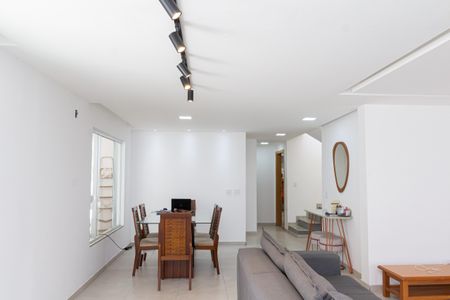 Casa de condomínio para alugar com 180m², 3 quartos e 2 vagasSala