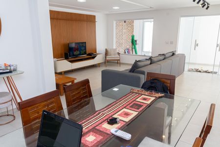 Casa de condomínio para alugar com 180m², 3 quartos e 2 vagasSala