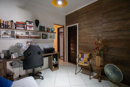 Casa à venda com 230m², 4 quartos e 1 vaga Casa à venda com 230m², 4 quartos e 1 vagaEscritório