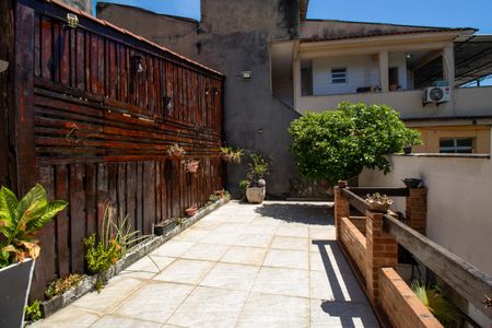 Casa à venda com 230m², 4 quartos e 1 vaga Casa à venda com 230m², 4 quartos e 1 vagaJardim