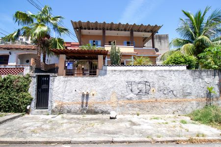 Casa à venda com 230m², 4 quartos e 1 vaga Casa à venda com 230m², 4 quartos e 1 vagaFachada