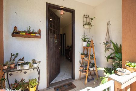 Casa à venda com 230m², 4 quartos e 1 vaga Casa à venda com 230m², 4 quartos e 1 vagaVaranda