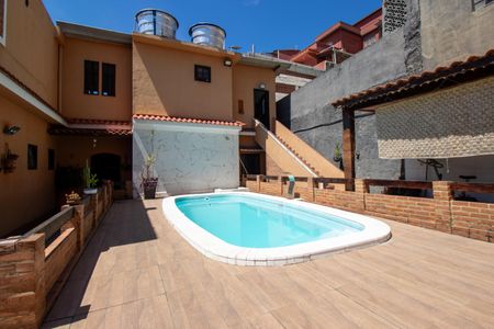 Casa à venda com 230m², 4 quartos e 1 vaga Casa à venda com 230m², 4 quartos e 1 vagaPiscina