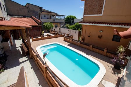 Casa à venda com 230m², 4 quartos e 1 vaga Casa à venda com 230m², 4 quartos e 1 vagaPiscina