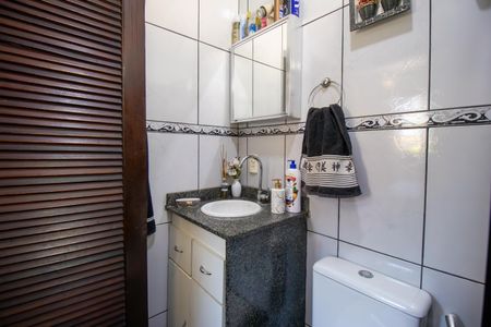 Casa à venda com 230m², 4 quartos e 1 vaga Casa à venda com 230m², 4 quartos e 1 vagaBanheiro da Suíte