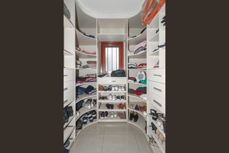 Casa de condomínio para alugar com 600m², 5 quartos e 4 vagasCloset da suíte