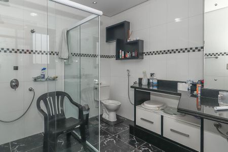 Casa de condomínio para alugar com 600m², 5 quartos e 4 vagasBanheiro adaptado da Suíte 2