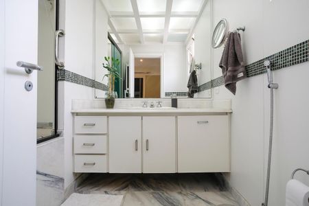 Apartamento à venda com 260m², 4 quartos e 4 vagasBanheiro da suíte 1