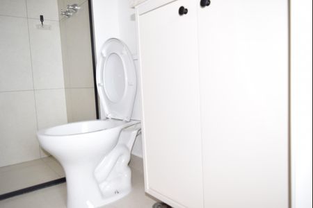 Banheiro de kitnet/studio para alugar com 1 quarto, 22m² em Pinheiros, São Paulo