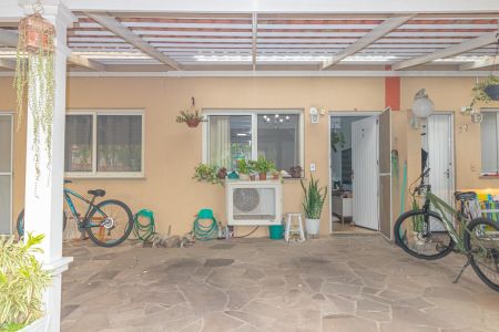 Casa de condomínio à venda com 103m², 2 quartos e 2 vagasGaragem/Fachada