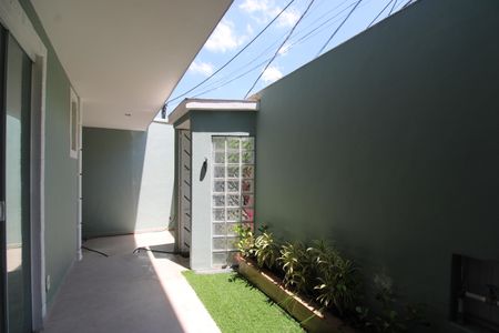 Casa de condomínio à venda com 170m², 3 quartos e 1 vagaVaranda