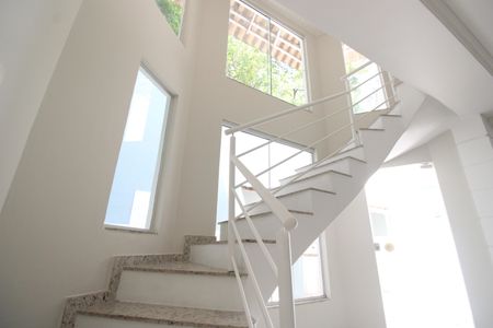 Sala - Escada de casa de condomínio à venda com 3 quartos, 170m² em Taquara, Rio de Janeiro