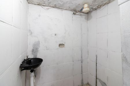 Banheiro de casa para alugar com 1 quarto, 15m² em Jardim Santa Maria, São Paulo