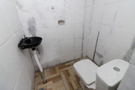 Banheiro de casa para alugar com 1 quarto, 15m² em Jardim Santa Maria, São Paulo