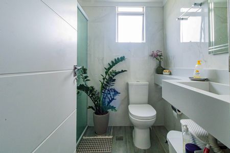 Apartamento à venda com 57m², 2 quartos e 1 vaga Apartamento à venda com 57m², 2 quartos e 1 vagaBanheiro