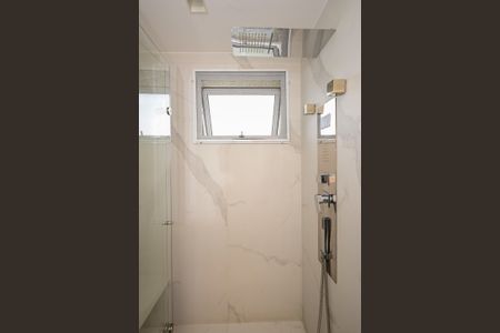 Apartamento à venda com 128m², 2 quartos e 4 vagasChuveiro do Banheiro da Suíte 2