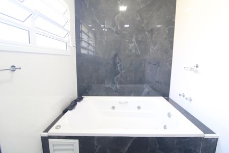 Casa para alugar com 380m², 3 quartos e 6 vagasBanheira da suíte 1