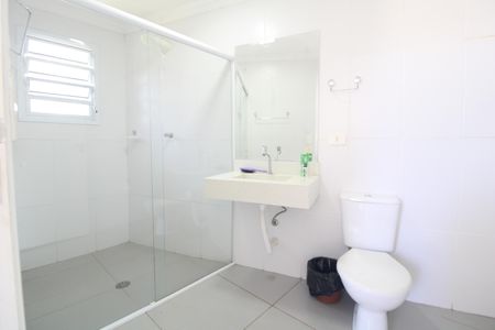 Casa para alugar com 380m², 3 quartos e 6 vagasBanheiro próximo a piscina