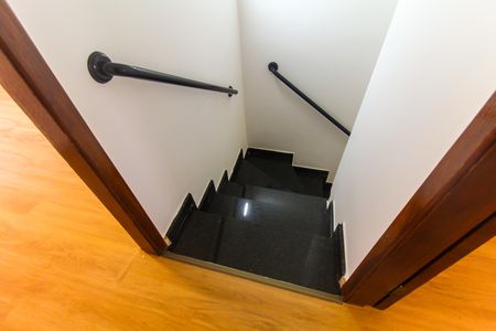 Casa de condomínio à venda com 61m², 2 quartos e 1 vagaEscada