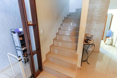 Escada acesso quartos de casa de condomínio à venda com 2 quartos, 69m² em Parque Taboao, Taboão da Serra