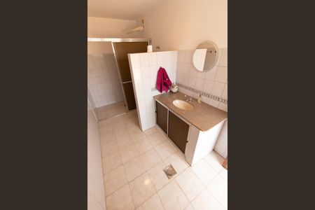 Casa à venda com 450m², 4 quartos e 5 vagasBANHEIRO 2 ÁREA EXTERNA