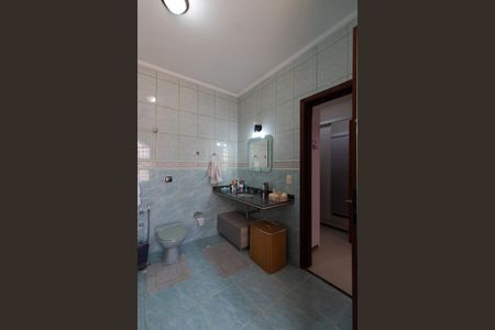 Casa à venda com 450m², 4 quartos e 5 vagasBANHEIRO DA SUITE 1