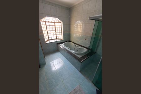 Casa à venda com 450m², 4 quartos e 5 vagasBANHEIRO DA SUITE 1