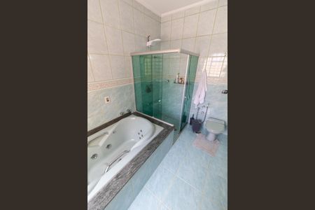 Casa à venda com 450m², 4 quartos e 5 vagasBANHEIRO DA SUITE 1