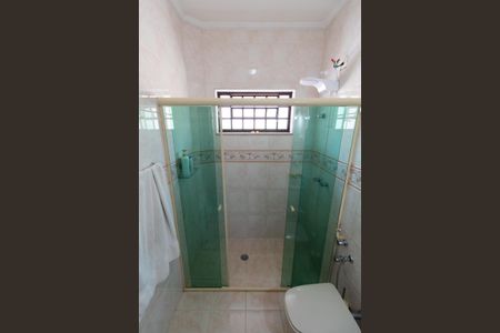 Casa à venda com 450m², 4 quartos e 5 vagasBANHEIRO DA SUITE 3