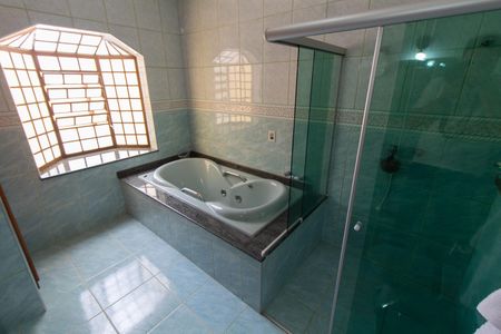 Casa à venda com 450m², 4 quartos e 5 vagasBANHEIRO DA SUITE 1