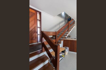 Casa à venda com 450m², 4 quartos e 5 vagasESCADA ACESSO SALA PISO SUPERIOR