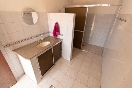 Casa à venda com 450m², 4 quartos e 5 vagasBANHEIRO 1 ÁREA EXTERNA