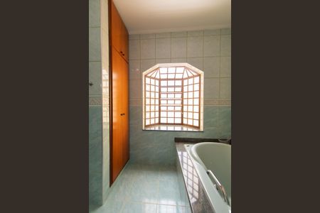 Casa à venda com 450m², 4 quartos e 5 vagasBANHEIRO DA SUITE 1