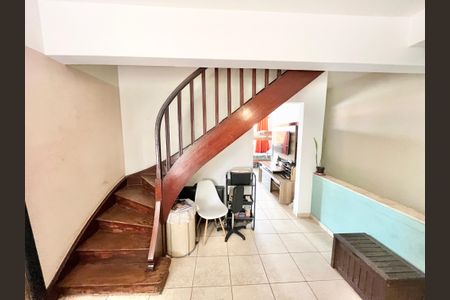 Casa à venda com 450m², 6 quartos e 4 vagasEscada