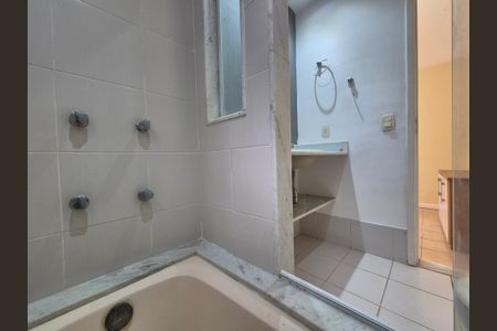 Apartamento para alugar com 250m², 4 quartos e 2 vagas Apartamento para alugar com 250m², 4 quartos e 2 vagasBanheiro