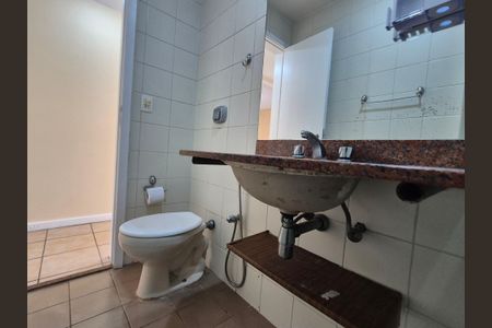 Apartamento para alugar com 250m², 4 quartos e 2 vagas Apartamento para alugar com 250m², 4 quartos e 2 vagasBanheiro social