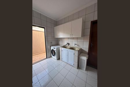 Casa de condomínio para alugar com 357m², 4 quartos e 4 vagas Casa de condomínio para alugar com 357m², 4 quartos e 4 vagasÁrea de serviço