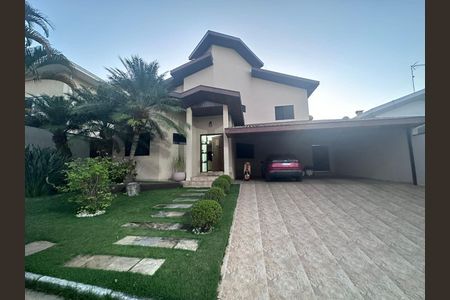 Casa de condomínio para alugar com 357m², 4 quartos e 4 vagas Casa de condomínio para alugar com 357m², 4 quartos e 4 vagasfachada