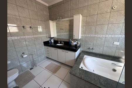 Casa de condomínio para alugar com 357m², 4 quartos e 4 vagas Casa de condomínio para alugar com 357m², 4 quartos e 4 vagasBanheiro